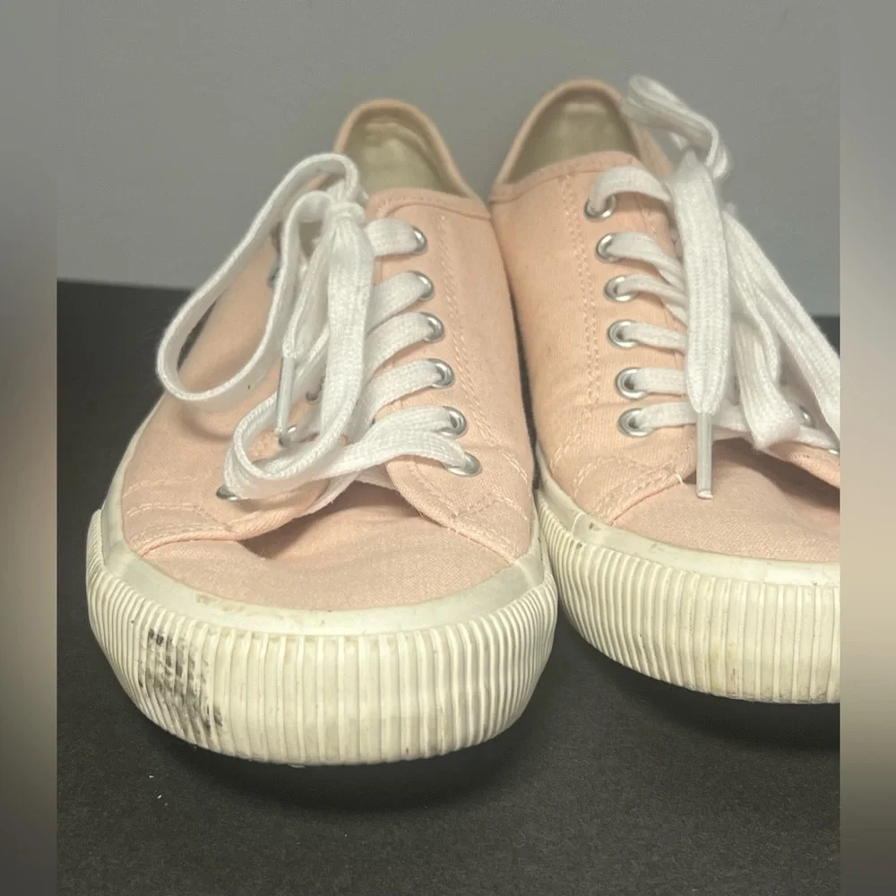 Hurley- Girls Pink Sneaker Shoes,Size:7, Pre-Owned, could use washing on bottoms